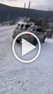 В пос. Брянка Северо-Енисейского района на большой скорости опрокинулся бензовоз с полуприцепом.