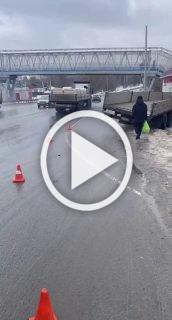 В Нижегородской области в Богородском районе КамАЗ с отказавшими тормозами сбил пешехода и врезался в разливайку.