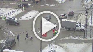 Водитель чуть не снёс трёх человек в Новосибирске и...