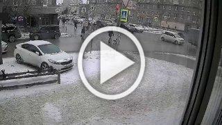 Водитель чуть не снёс трёх человек в Новосибирске и...