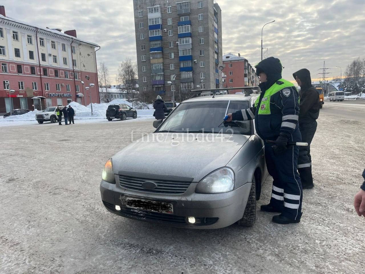 В Междуреченске поймали водителя с сильной тонировкой