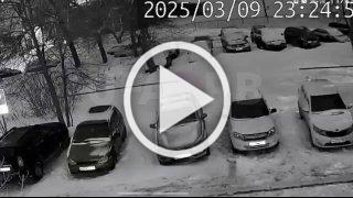 В Уфе вновь обрушился грунт — легковой автомобиль провалился под землю.