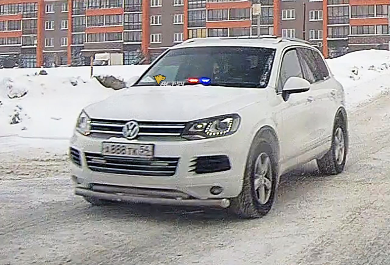 Водитель кроссовера Volkswagen Touareg с госномером А 888...