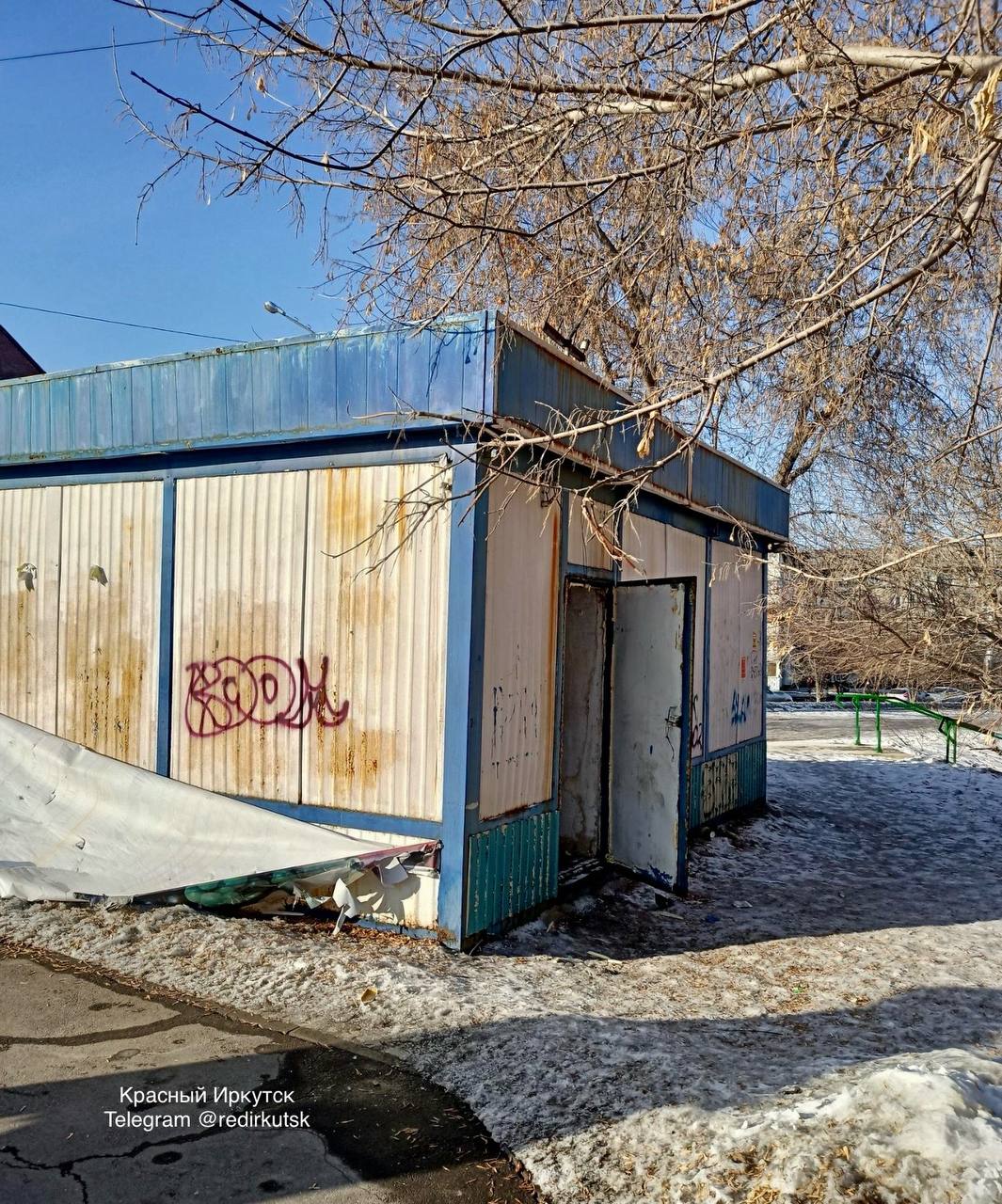 Заброшенный торговый павильон уже несколько лет портит...