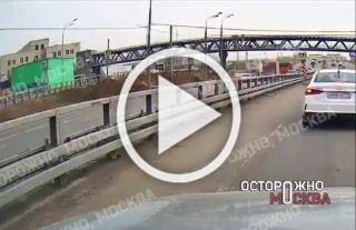Грузовик сбил женщину на юге Москвы. 