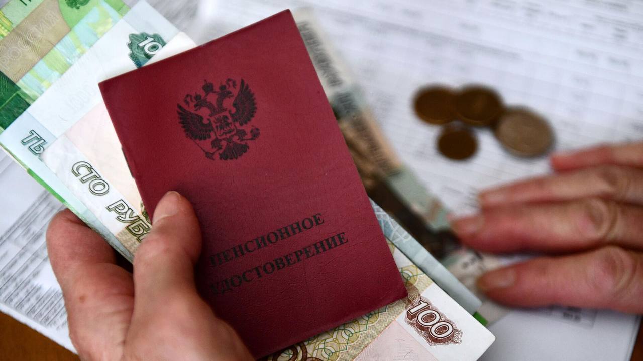 Социальные пенсии в России проиндексируют на 14,75% с 1...