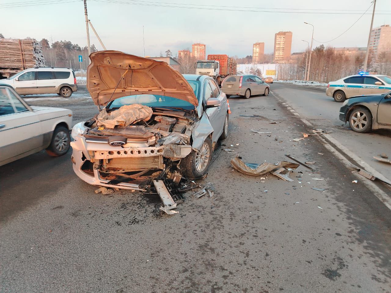 Полицейские разбираются в обстоятельствах ДТП, которое произошло вчера в жилом районе Энергетик 