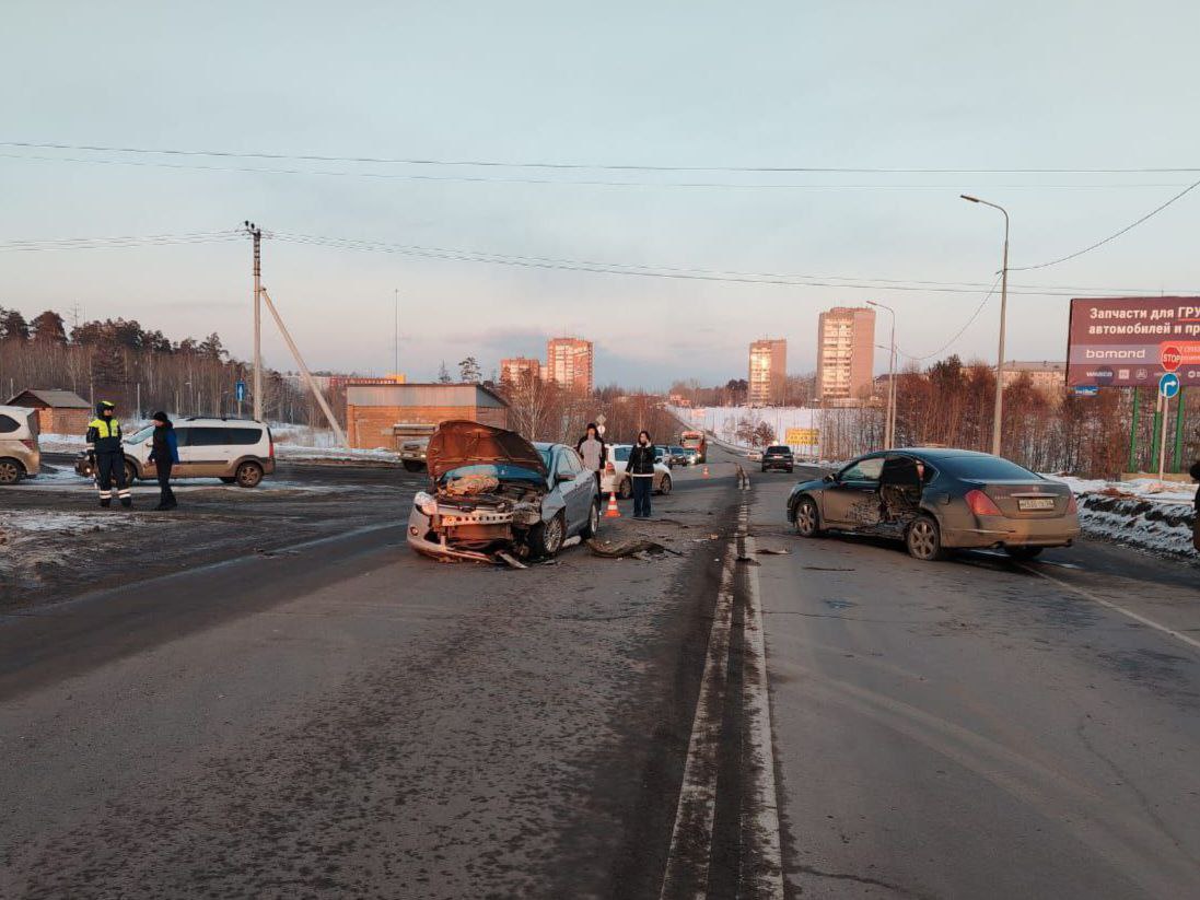 Полицейские разбираются в обстоятельствах ДТП, которое произошло вчера в жилом районе Энергетик 