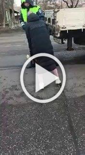 В Амурской области пьяная женщина устроила истерику при эвакуации автомобиля