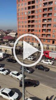 БТР раздавил «Ладу» у пешеходного перехода в Махачкале....