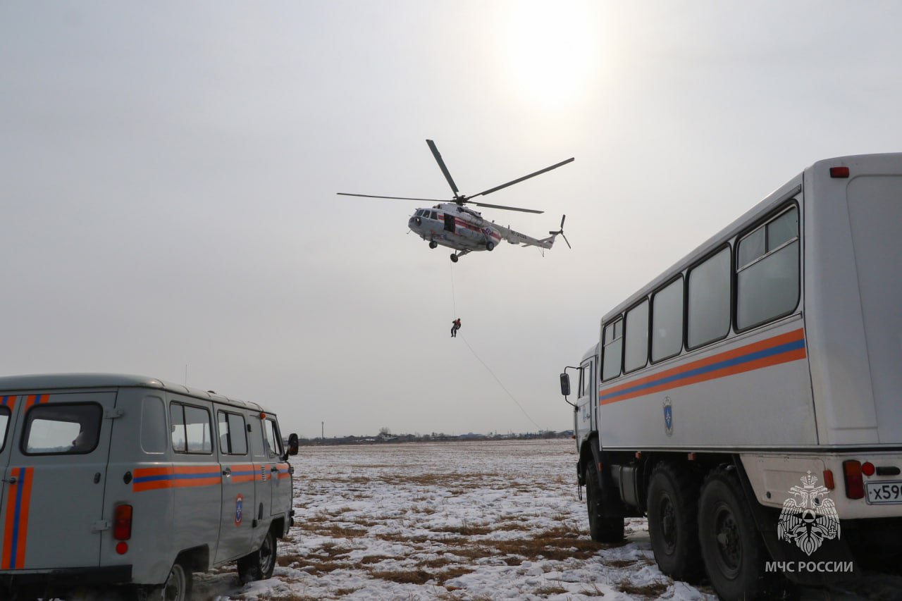 Спасали рыбаков, дрейфующих на льдине спасатели с помощью...