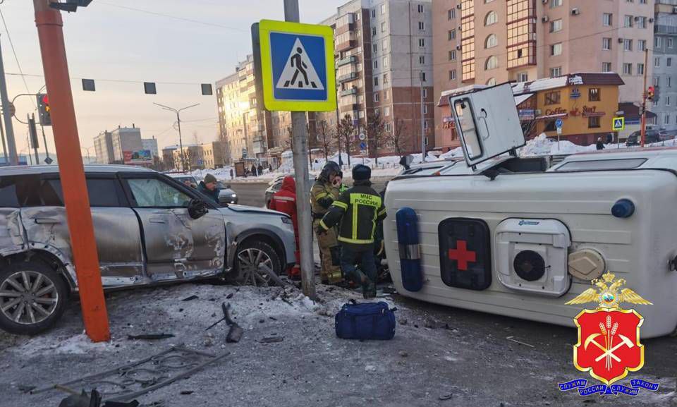 Четыре человека пострадали в аварии со скорой помощью в...
