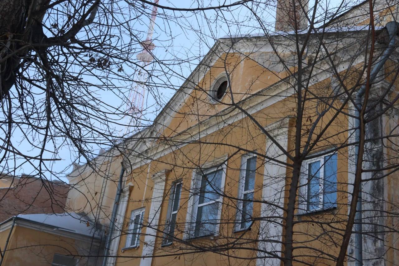 В абаканской школе № 1 идут демонтажные работы