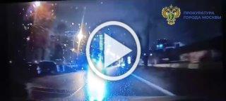 Москвичка с коляской перебегала дорогу в неположенном...