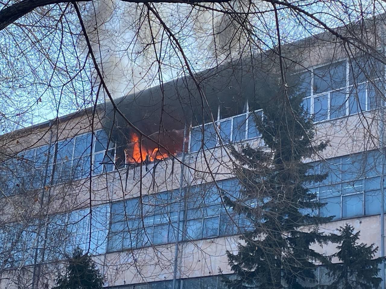 Пожар в ТЦ «Саяны» на Пушкина. Огонь на третьем этаже....