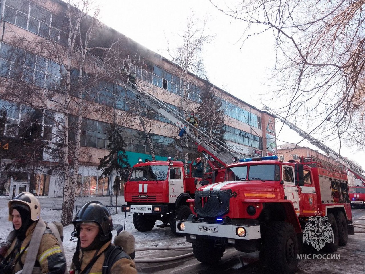 Прямо сейчас в Абакане пожарные МЧС России ликвидируют пожар в торговом центре