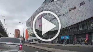 Жуткие кадры из Москвы. Иномарка на большой скорости сбивает пешехода у Щелковского автовокзала.