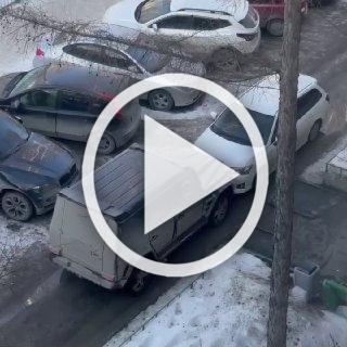 Дамы жестко закусились: в Новосибирске девушки не смогли мирно разъехаться во дворе и начали таранить друг друга