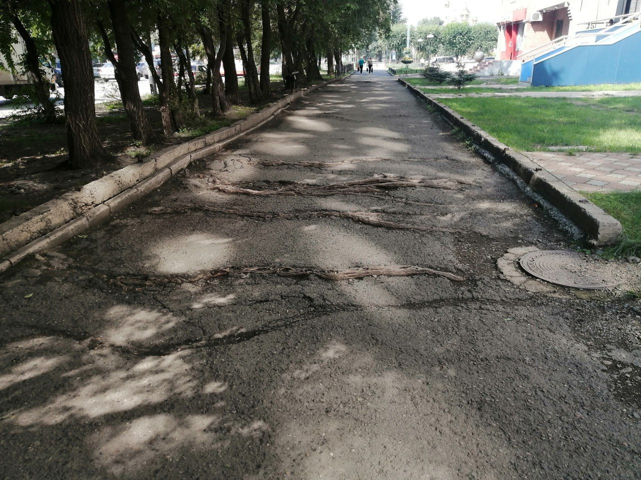 Вздыбленный старый асфальт по Дружбы Народов, 20 в Абакане преобразился.