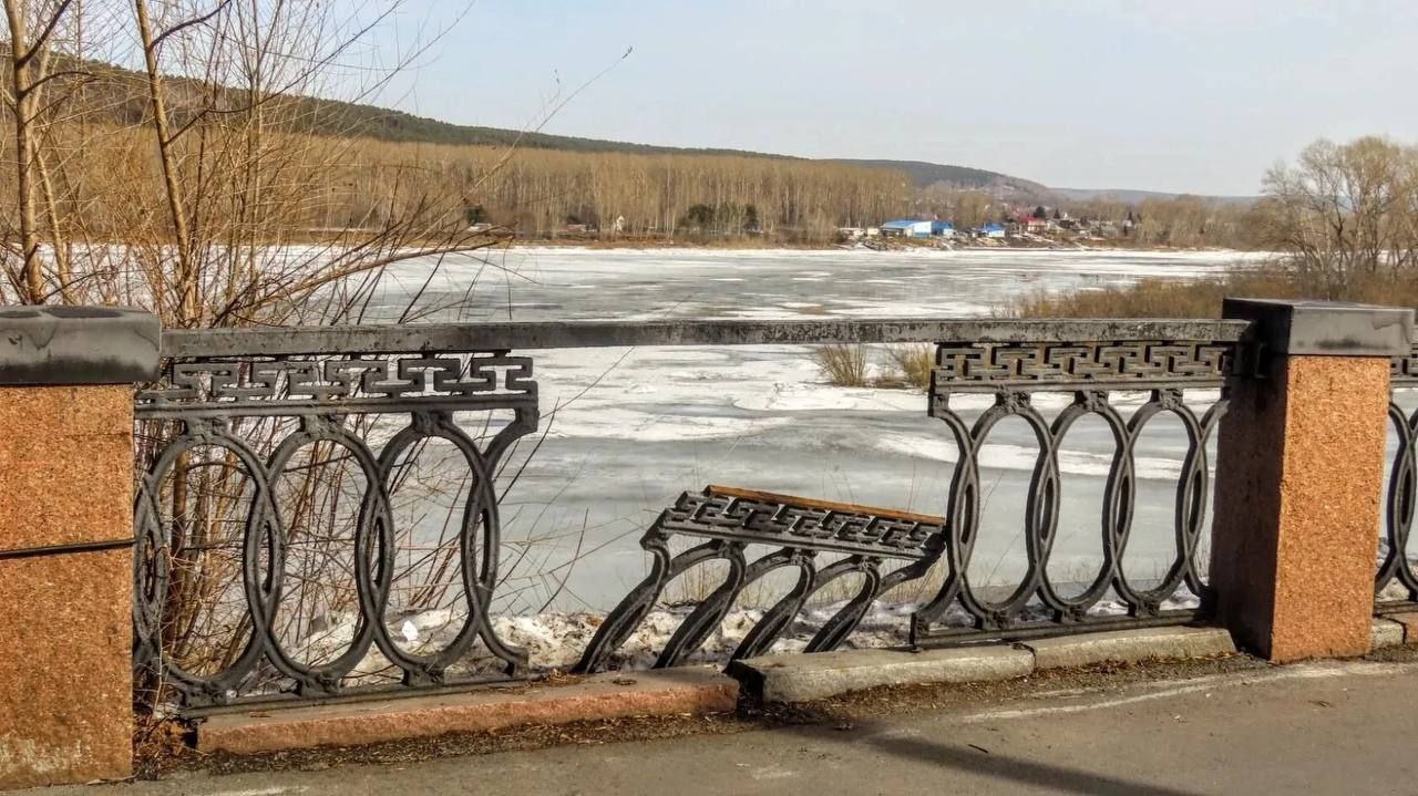 Ограждение на набережной в Кемерове немного приуныло....