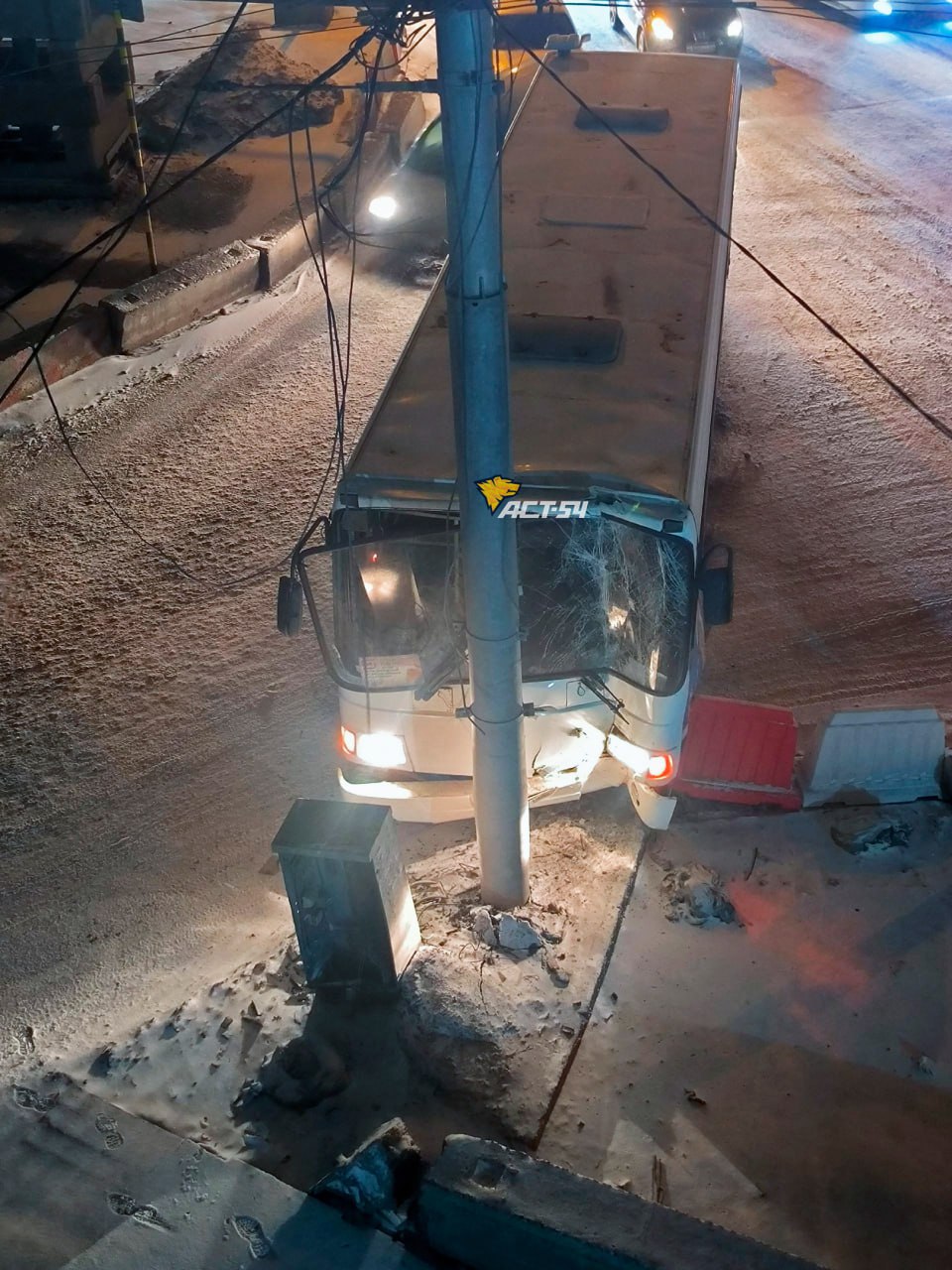 Водитель автобуса ЛиАЗ влетел в световую опору на площади...