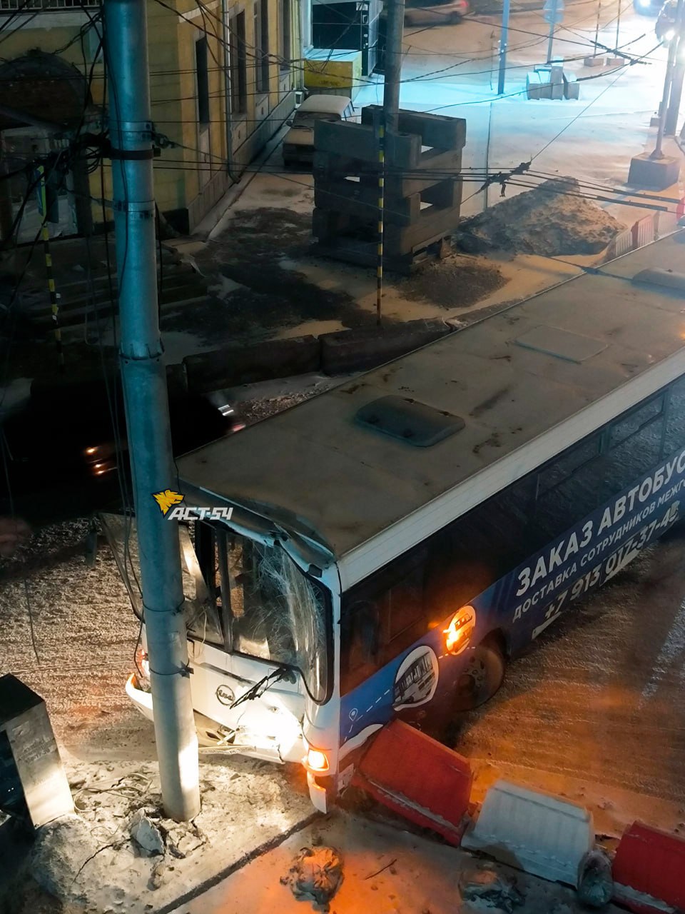 Водитель автобуса ЛиАЗ влетел в световую опору на площади...