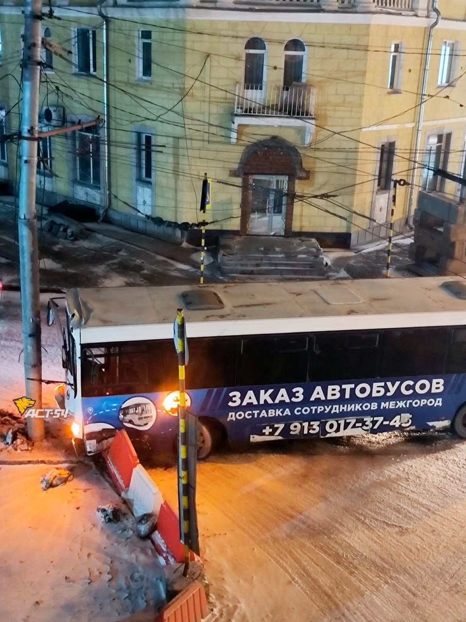 Водитель автобуса ЛиАЗ влетел в световую опору на площади...