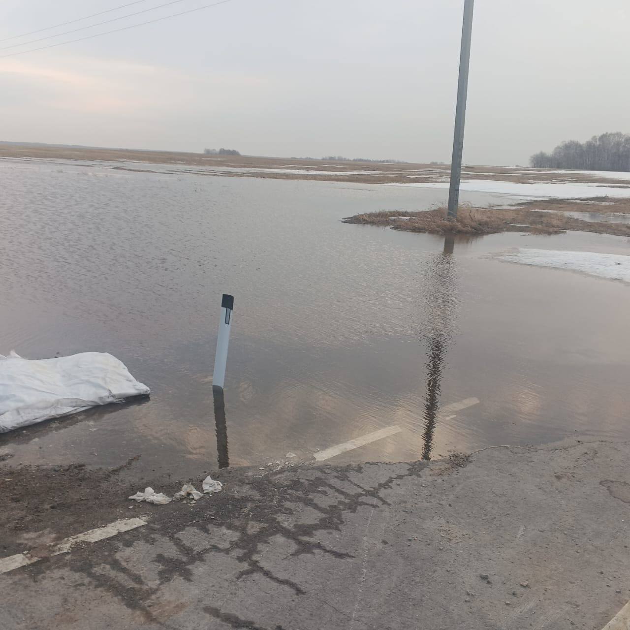9 дорог Новосибирской области затопило талыми водами....