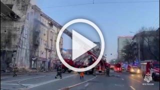 В Ростове горит ТЦ «Галерея Астор» — огонь перекинулся на рядом стоящий дом 