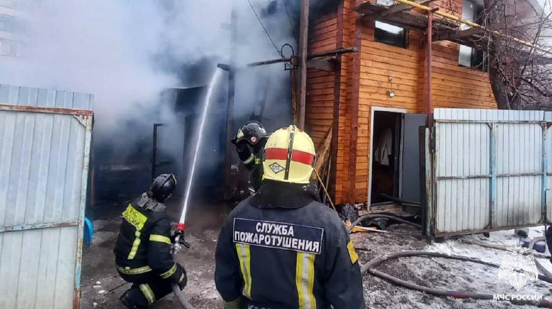 Огнеборцы МЧС России спасли человека на пожаре