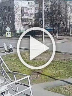 В Ярославле девушку с коляской сбило авто.
