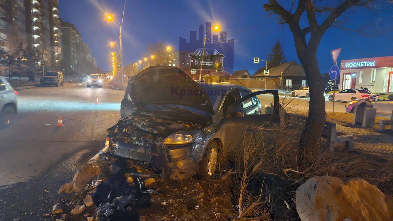 Пьяный мужчина влетел в столб в Октябрьском районе Красноярска, чтобы свести счеты с жизнью после того, как узнал, что его жена изменила ему.