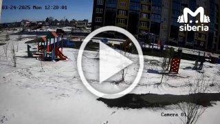 Омичка протаранила детскую площадку, бросила машину и ушла.