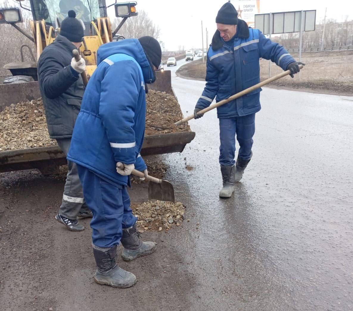 В городе начали обновлять дороги к весне В городе...
