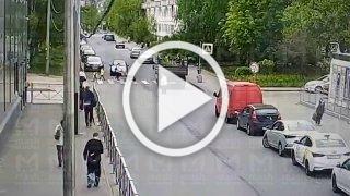 Жёсткие кадры не для слабонервных: грузовик переехал...