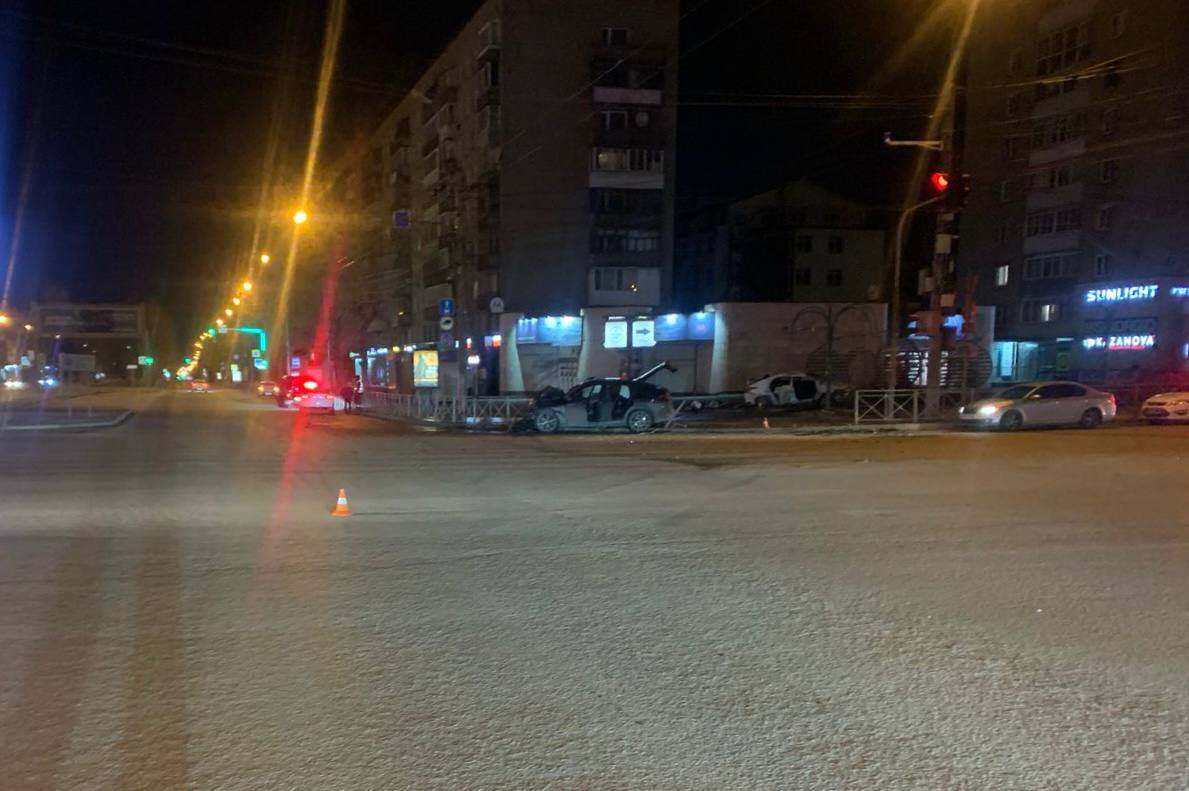 Два человека погибли и трое пострадали в ДТП на Красном проспекте