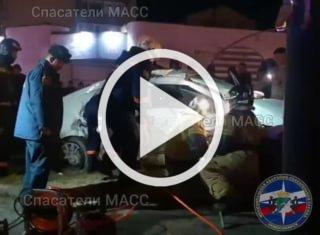 Кадрами спасения пострадавших в аварии на перекрестка на Гоголя и Красного проспекта поделились в МАСС. 