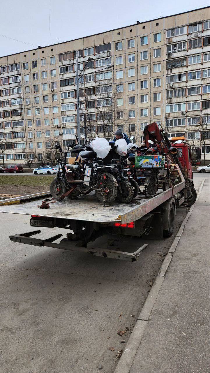 В Москве проходят масштабные рейды против курьеров, которые используют электробайки без водительских прав.