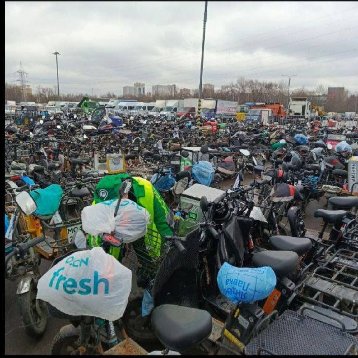 В Москве проходят масштабные рейды против курьеров, которые используют электробайки без водительских прав.