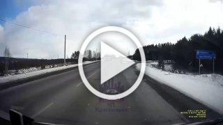 Сотрудник ДПС выскочил прямо на дорогу в Красноярске, чтобы остановить фуру.