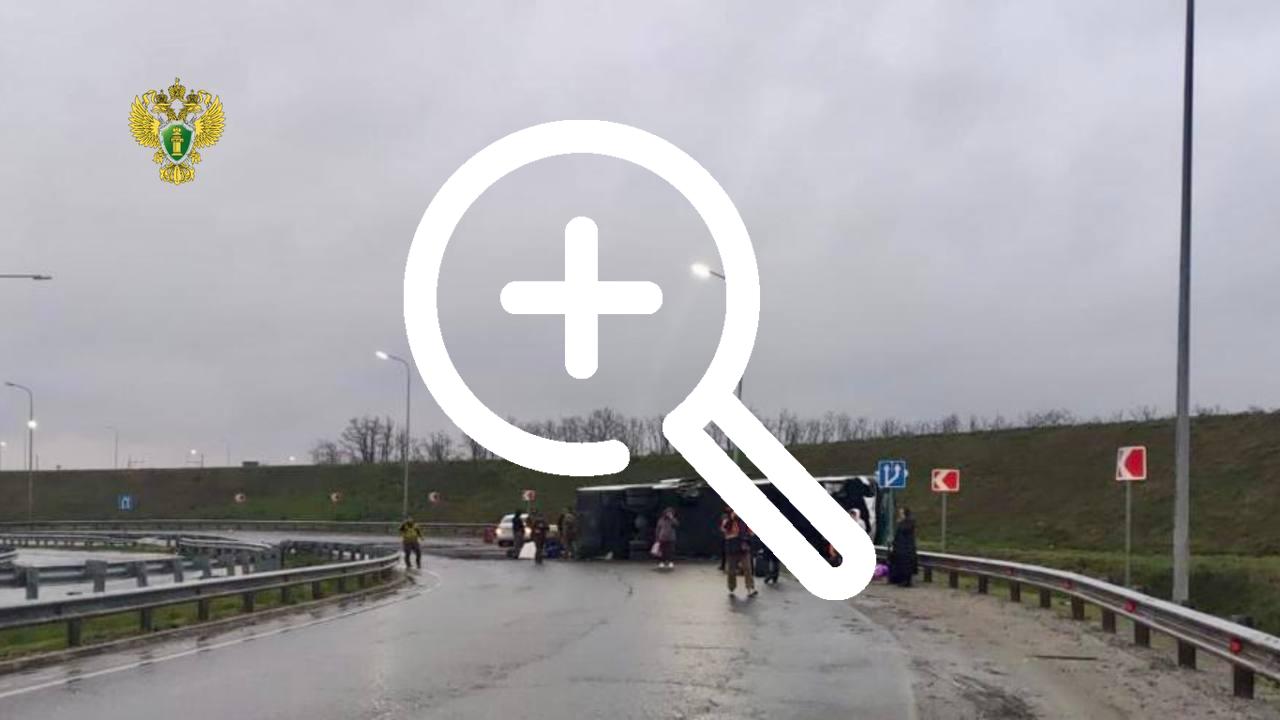 Рейсовый автобус Москва — Геническ опрокинулся на автодороге в Ростовской области.