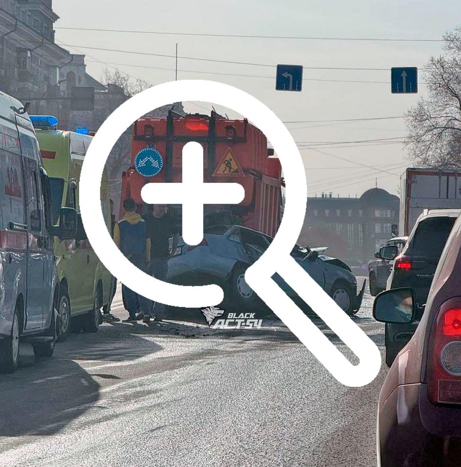 В Новосибирске водитель седана Daewoo Nexia залетел под самосвал коммунальных служб