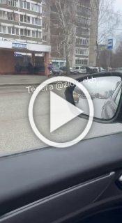 В Екатеринбурге на остановке «Опалихинская» девушка с магнитофоном устроила танцы