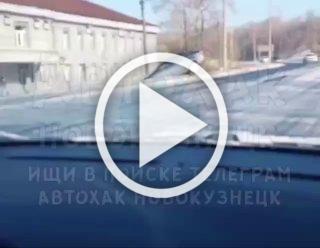 На Кузнецком шоссе в Новокузнецке улетела с дороги...