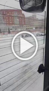 В Кемерове автомобилисты на летней резине отчаянно...
