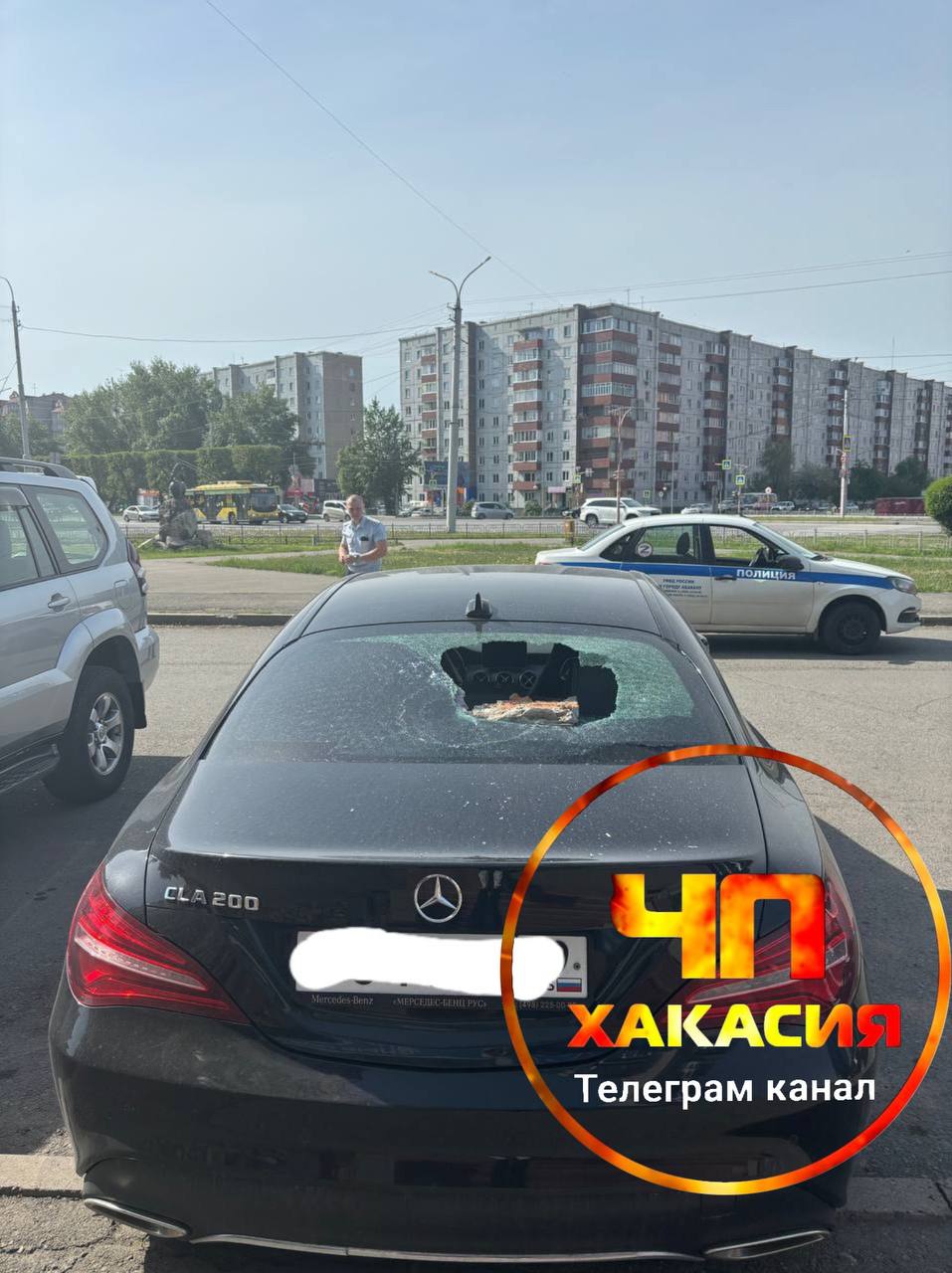 В Абакане какой то бухой злыдень разбил куском бетона...