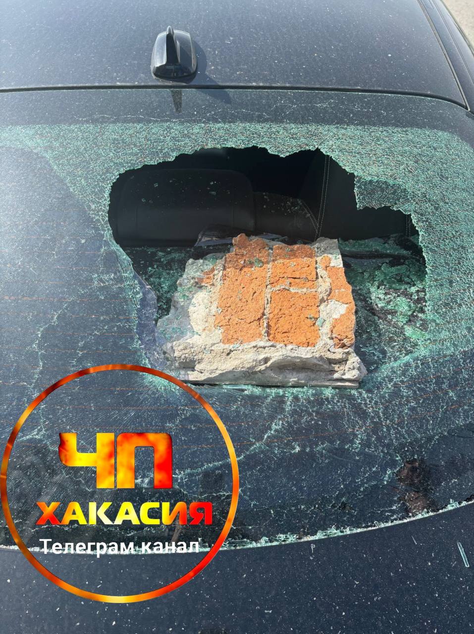 В Абакане какой то бухой злыдень разбил куском бетона...