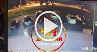В Абакане какой то бухой злыдень разбил куском бетона...