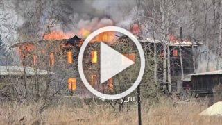 Дом горит в иркутском посёлке Молодёжный.