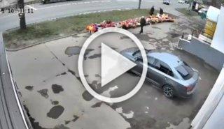 Пьяная автоледи снесла уличные прилавки с цветами в Костроме